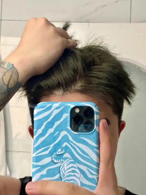 穿衣服的话头发其实是最外露也最具性价比的穿搭利器想清楚这个原因之