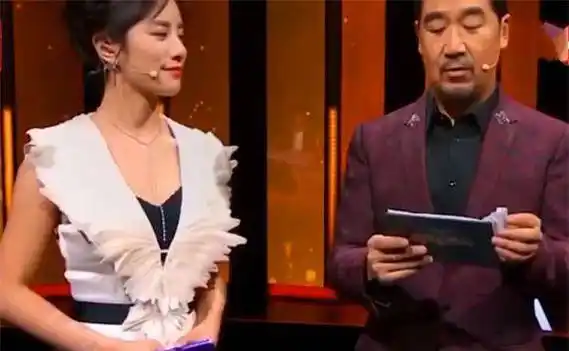 主持人穿衣失误少穿了一件衣服张国立全程目不斜视