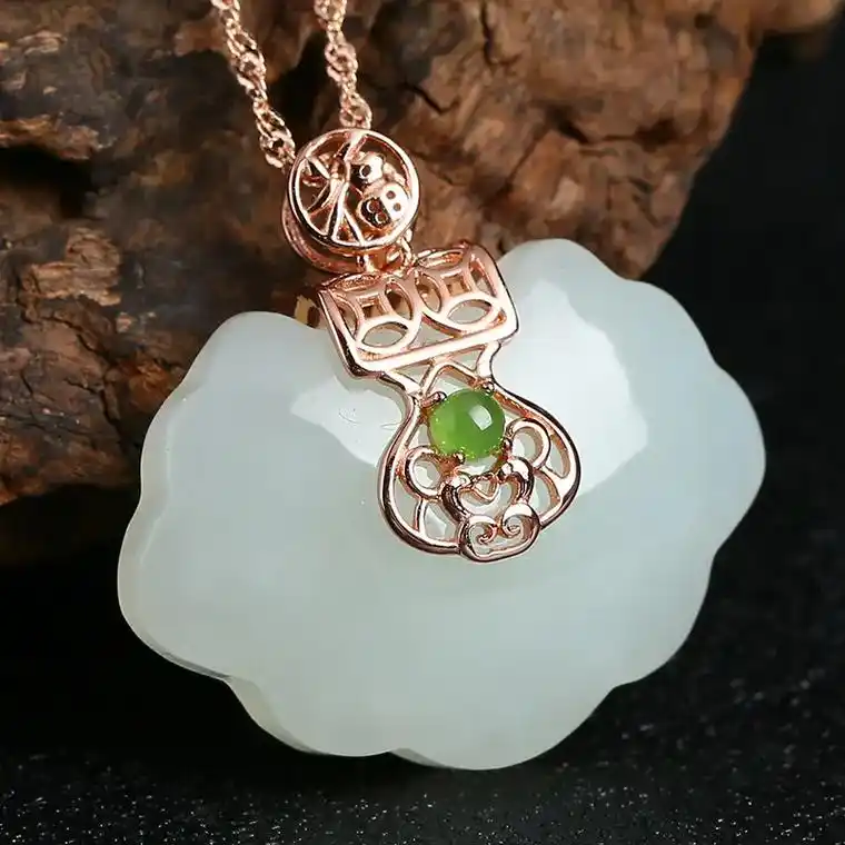 抖音图文来了 #和田玉 如意锁吊坠 福泽满满@dou 小助 - 抖音