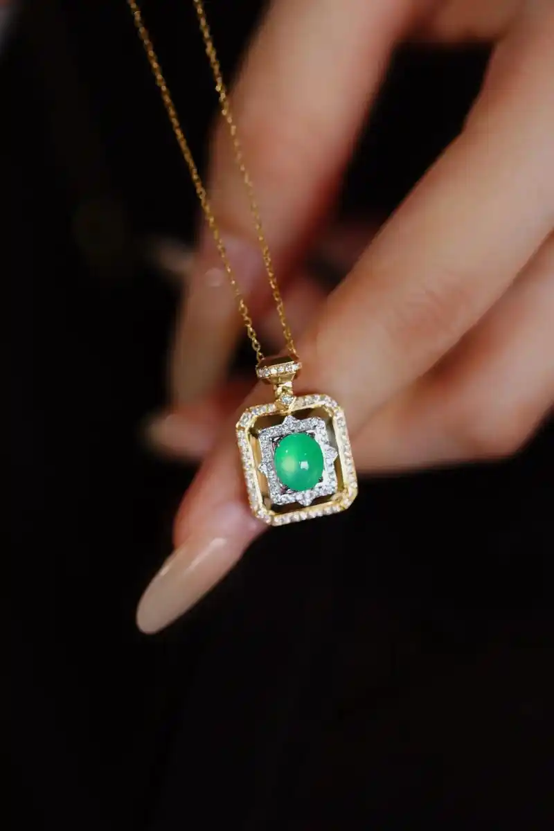 「当视觉艺术碰上嗅觉艺术」翡翠香水瓶吊坠.ins风蛋面吊坠, - 抖音