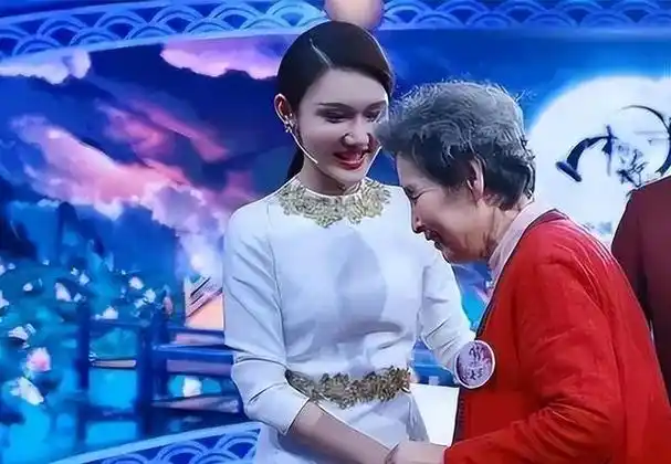 央视主播龙洋26岁进入央视35岁仍未婚单身手上戒指引热议