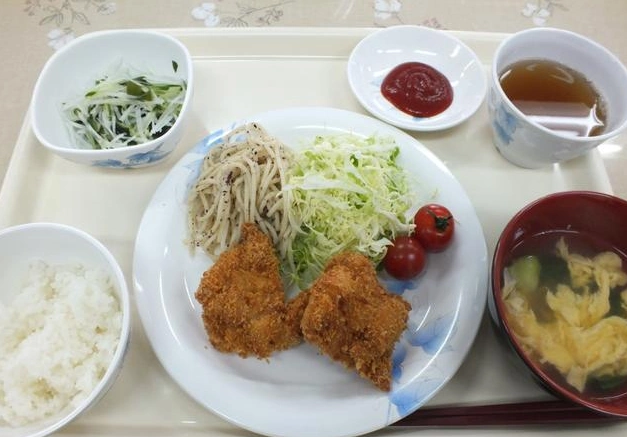 日本海上自卫队的伙食状况:每顿饭有大量蔬菜,用餐环境很舒适!