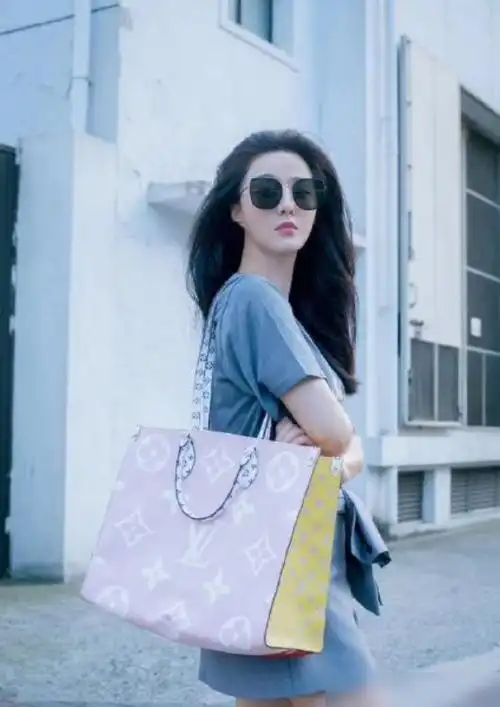 38岁范冰冰真敬业做慈善还不忘街拍lv挎包逆龄少女感真绝了