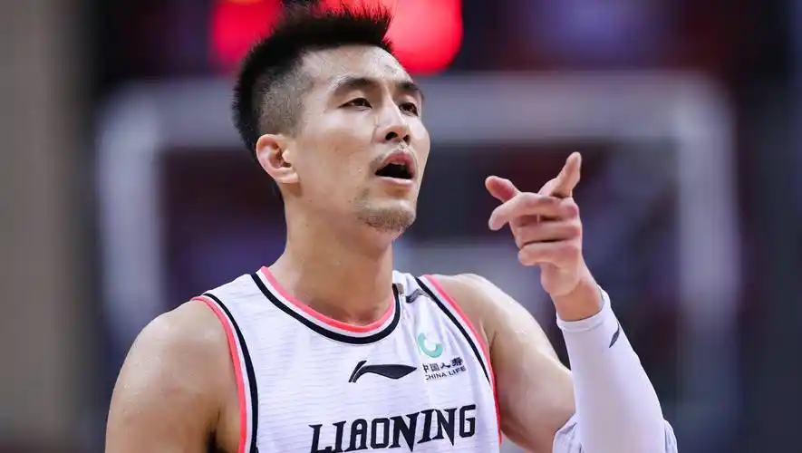 开玩笑还是真的疯了?郭艾伦赛后接受采访,他很好地回答了记者