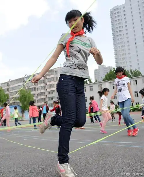 儿童跳皮筋的玩法