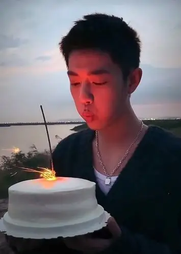 肖战29岁生日直播:被抹一脸蛋糕,近照却瘦得让人心疼