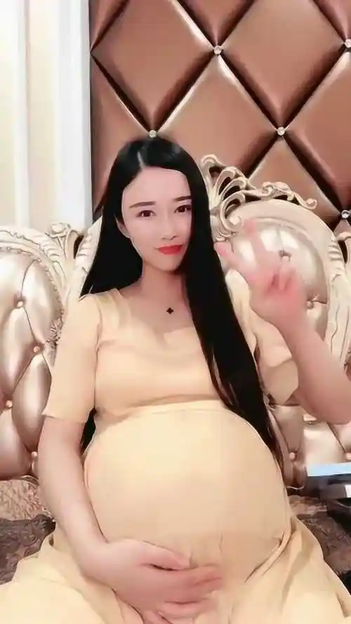 见识一下城里的孕妇姑娘这肚子也太大了吧难道是双胞胎