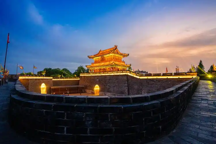 诞辰100周年!金庸先生与荆州的不解情缘是……_荆州新闻网_荆州权威新