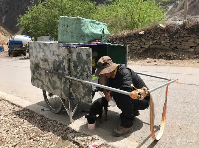 川藏线318国道从雅安出发,徒步1个月,还收留了一只流浪狗