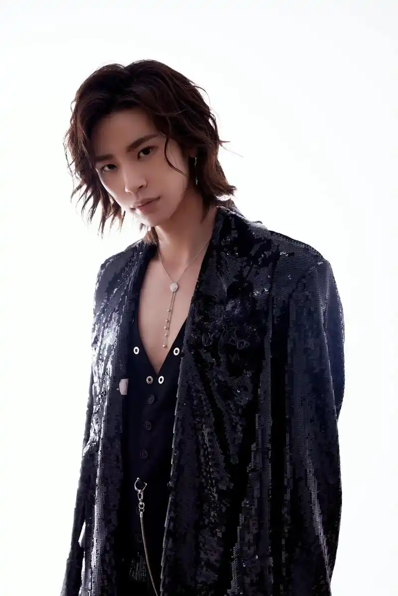 小鬼王琳凯 小年夜晚会组图 爱死这组照片了 #时尚大片 # - 抖音