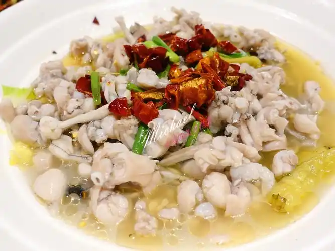 酸汤田鸡,夏天就需要些酸爽的菜品才开胃,他们家的酸汤田鸡,都是选用