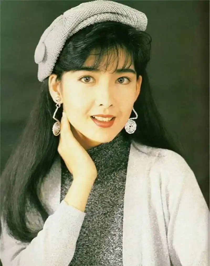 年轻时的周慧敏可以说是当时国人心目中的女神了,样貌清新脱俗,一点都