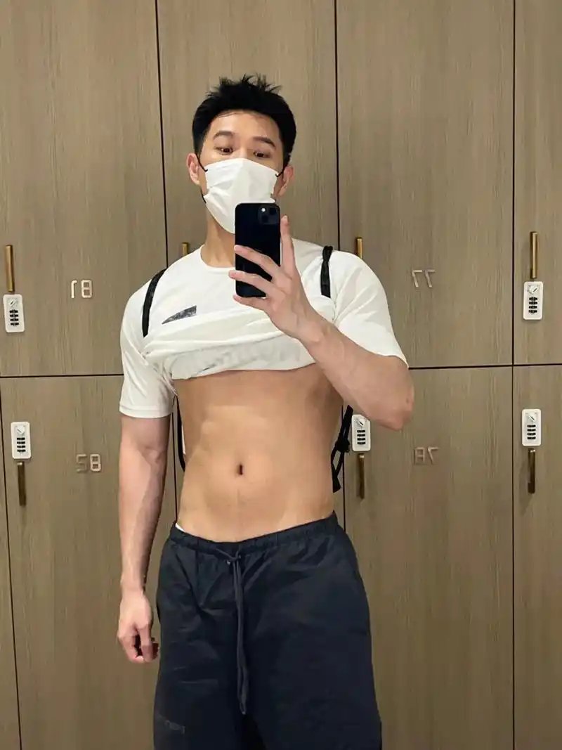 吸出来的腹肌 #肌肉男养成中 #撸铁男孩 #对镜自拍 #热得快炸了