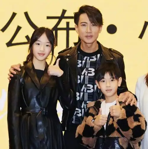 吴尊晒横店写真,一家四口高冷像特务,12岁neinei身高直追爸爸