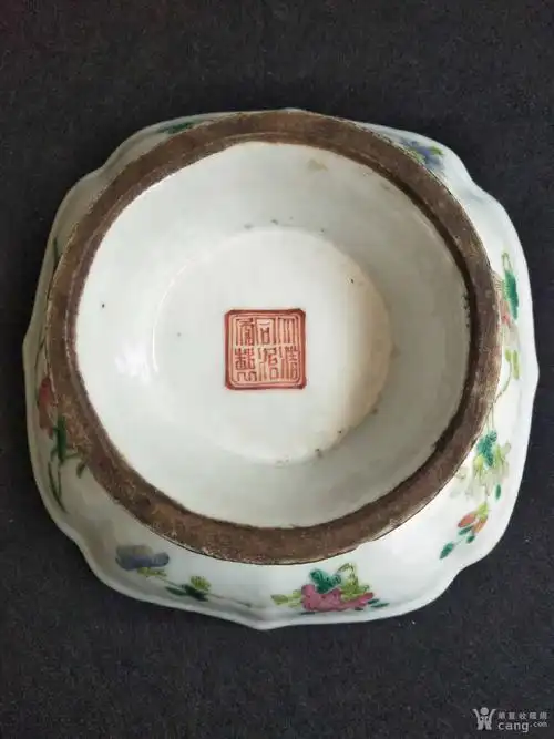 瓷器 清 清晚"大清同治年制"款粉彩皮球花葵口形果盘.