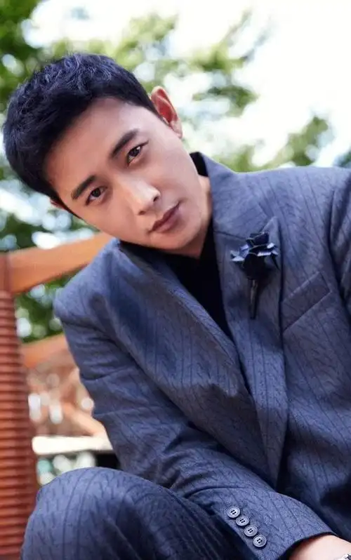 演员罗晋最美表演中演技卓越先来看儒雅气质的帅照