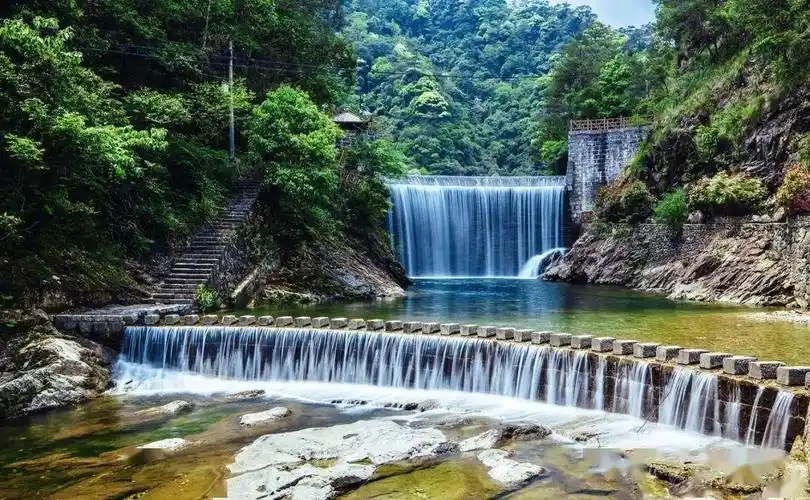 来到大峡谷景区能看到各种瀑布,浙西第一瀑布也在这.