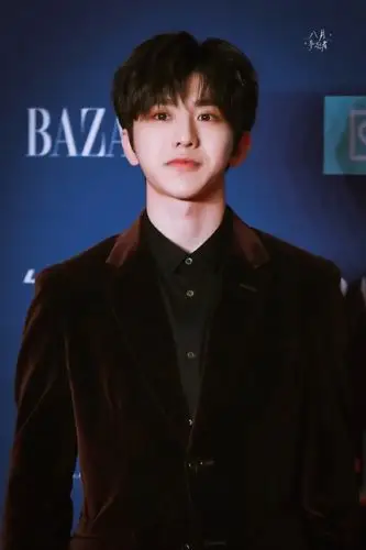 蔡徐坤芭莎明星慈善夜 cr:八月梦游者