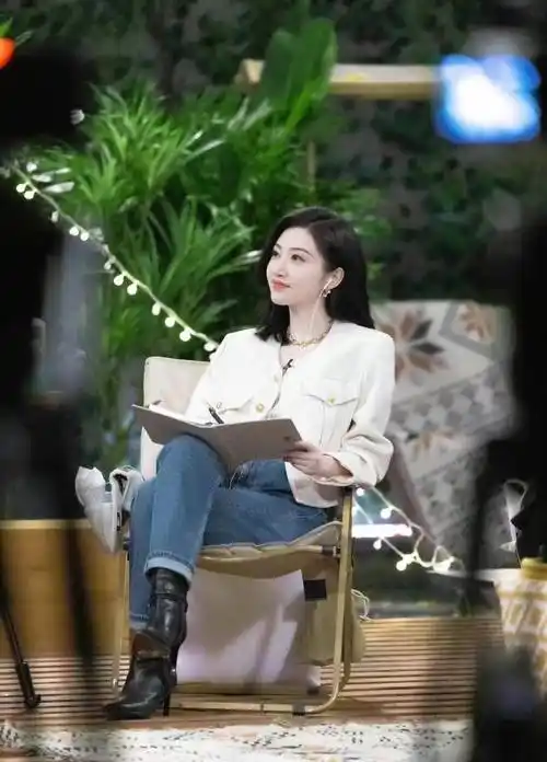 景甜回来了《半熟恋人2》穿着白色小香风格夹克和牛仔裤,看起来很可爱