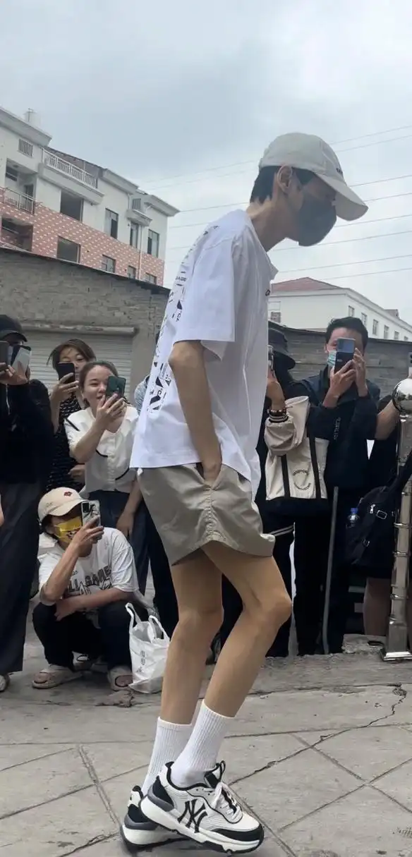 罗云熙太瘦了,古装剧还可以,现代剧他这么瘦其实是有影响的,还是希望