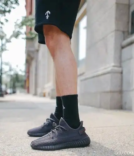 椰子350 v2黑天使搭配什么裤子 yeezy 350 v2黑天使上脚搭配街拍图