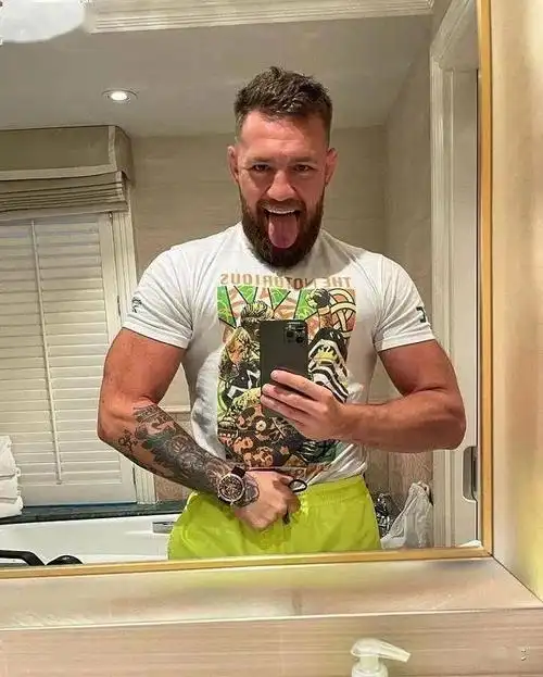 com此前有消息称,左腿腓骨和胫骨骨折的"嘴炮"康纳-麦格雷戈将在当地