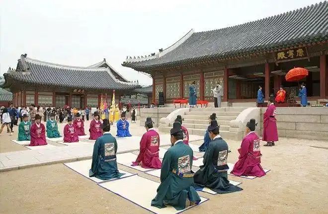 先后问世,人们不再"席地而坐",因而使原来生活中的"跪坐"起了很大变化