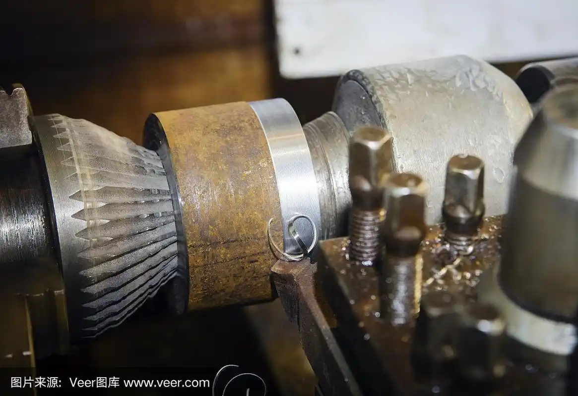 车床镗孔的中心装有固定件