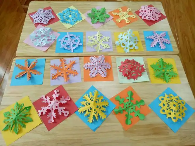 西和县幼儿园课题组活动:剪纸雪花