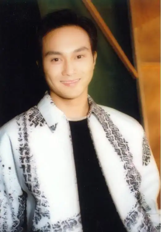 看了张智霖年轻时青涩旧照,才知道他为何能迷倒港姐袁咏仪!