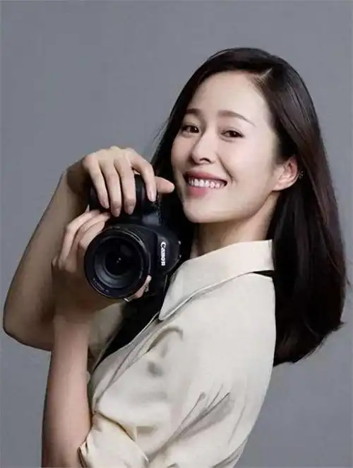 凭借在《七月与安生》中的出色表现,她迅速跻身80后顶流小花之列.