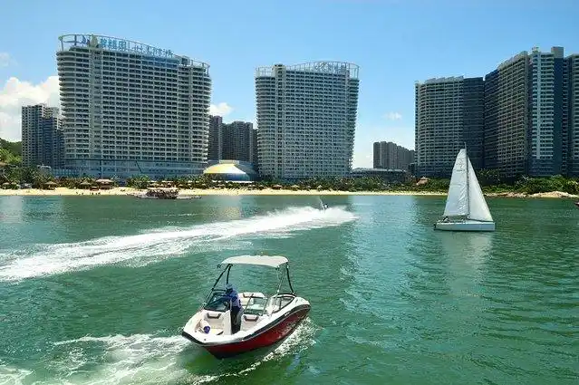 飞艇从碧绿的水上飘过,划出一道道白色的浪花,这是一幅风景画,加上这