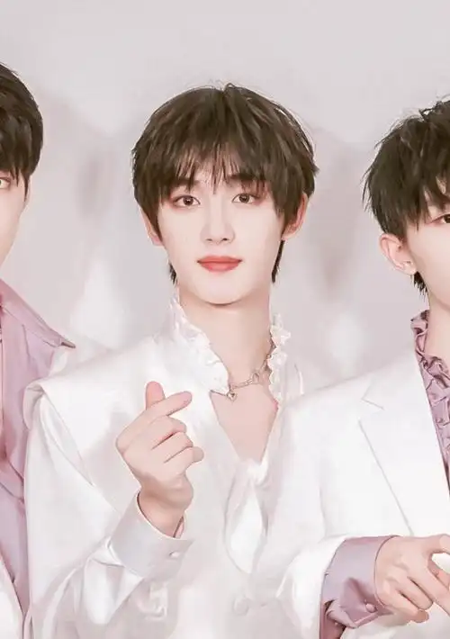 丁程鑫超话|#丁程鑫开场独舞#合照里的小清纯@时代少年团-丁程鑫