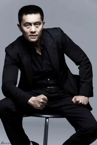 组图:常戎黑西装写真曝光 尽显铁汉气质_高清图集_新浪网