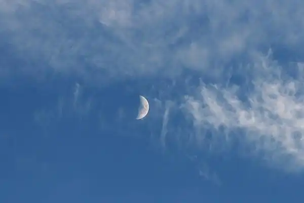 上弦月是指在农历的每月初七,初八,月球与太阳相距90°,月球的一半被