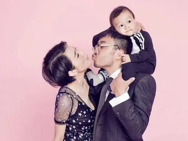 汪涵妻子罕见晒儿子近照,4岁小沐沐乖巧学钢琴,侧颜软萌可爱