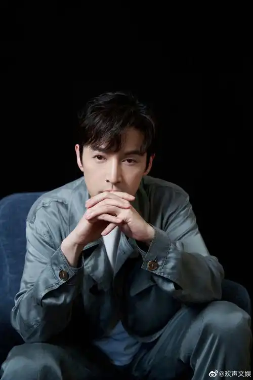 低沉又帅气啊#胡歌灰绿色缎面西装