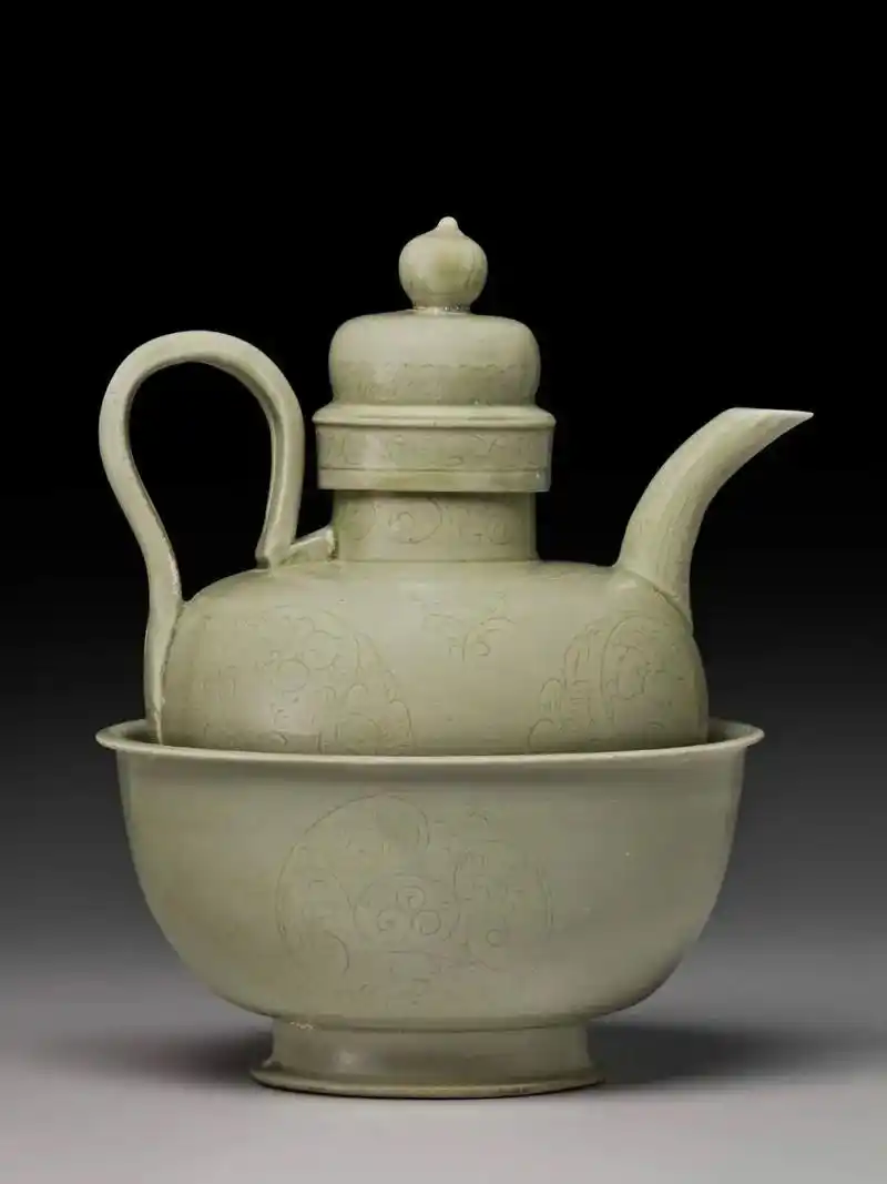 五代/北宋越窑青釉带盖执壶及温碗,成交价75.6万美元,估价 - 抖音