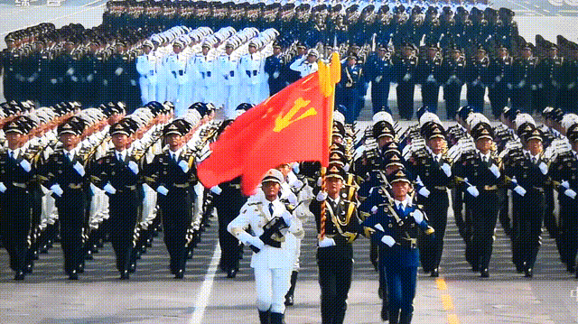 中国——新乡市第三十二中学组织全体同学观看国庆70周年庆典和阅兵式