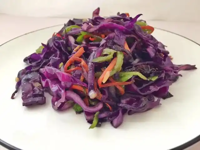 清炒紫甘蓝食材配料的准备:紫甘蓝,辣椒,胡萝卜,小米椒,小葱,大蒜