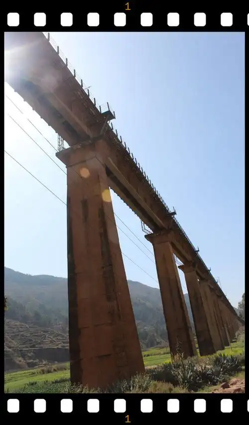 据说修建龙骨甸大桥时,战士熊汉俊意外跌入水泥,同班战士朝他敬了一个