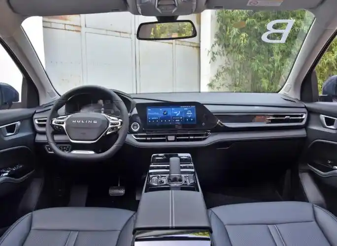 (图为五菱凯捷内饰)配置以及其他参数信息也鲜有曝光,五菱宏光侠具体