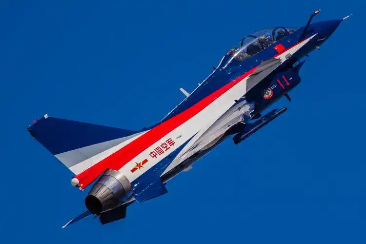 中国空军八一飞行表演队歼10战斗机