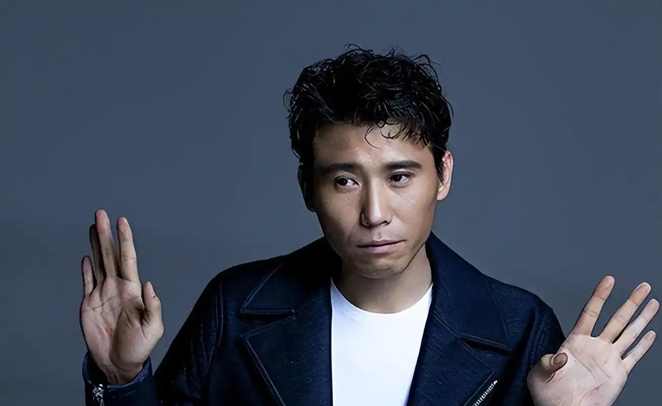 李乃文:演艺生涯的曲折与幸福 李乃文的演艺生涯充满了笑料和温馨,他