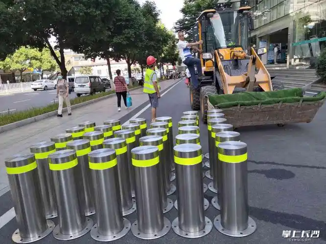 组图丨不锈钢隔离桩扮亮人行道