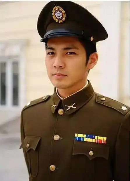 48位男明星军装照:易烊千玺鹿晗李现肖战王一博陈伟霆谁更帅?