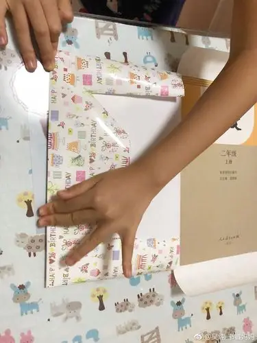 和书睿姑娘包书皮.记得我小时候,每次开学拿到新书都特别兴奋