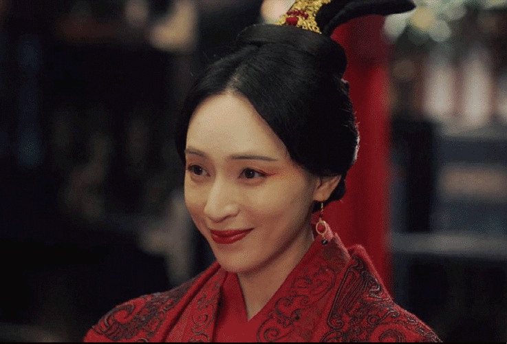 如今我们很难探寻秦朝女子的真实妆容面貌,除了从零星的文字记载中略