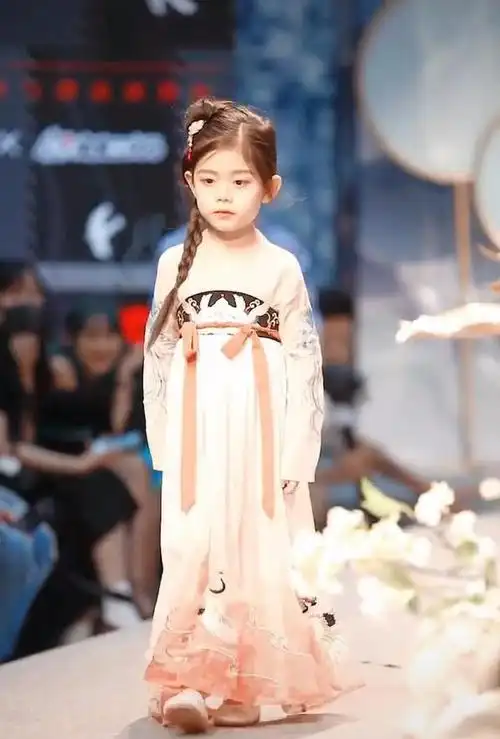 6岁小朋友穿汉服走秀已经赢在起跑线上了这是什么神仙妹妹