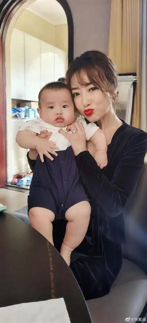 组图:陈紫函新剧杀青晒合影 捧鲜花笑容甜美获高露献吻